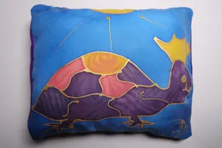 Kleiner (Duft-) Kissenbezug, handgemalt auf Seide, Unikat, sign., Größe 17 x 13 cm.
