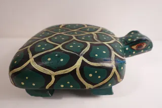 Kleiner Hocker, handbemalt, Länge ca. 30 cm, Höhe 10 cm. Es gibt noch einen artverwandten Hocker, mit einer größeren Sitzfläche und einer Höhe von 40 cm.