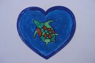 Herz-Puzzle aus 14 Teilen, mit frei gemalter Meeresschildkröte in ihrem natürlichen Element, Größe 18,5 x 16,5 cm, Alter 9 Jahre, ein hübsches Weihnachtsgeschenk.