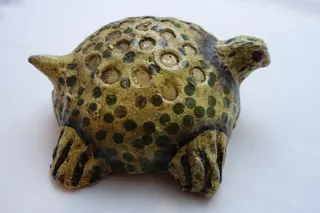 Schildkröte aus Pappmaché, Indien, mit kreisförmigen Vertiefungen, handbemalt, Länge 20 cm.
