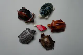 Modeschmuck, alle Broschen der Schmuckdesignerin aus Paris sind aus laminiertem Celluloseacetat und auf der Anstecknadel signiert, aus den 1960-er und 1970-er Jahren, Größe 7,7 cm, mittig 5,5cm. Ihre Arbeiten sind heute weltweit in Design-Museen zu finden.