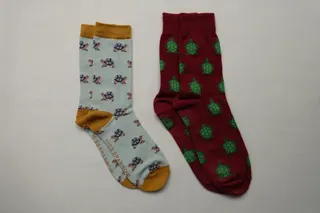 Socken "Miss Sparrow", designed in Britain, Made in China, 54 % Bambus, 22 % Baumwolle sowie Polyester . Die roten Socken (Baumwolle) kommen aus Italien.