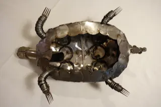 Ansicht der schon beschriebenen Skulptur "Metalomorphose" von unten, handwerklich kunstvoll auf ein ringförmiges Metallgerüst aufgebaut.