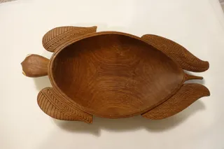 Zeitgenössische Tropenholz-Schale mit eingelegten Muschelaugen, auf Trobriand Island aus einem Stück handgeschnitzt, die Flossen geschickt verziert, Größe 45 cm.