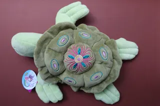 Halsband, acht Schildkröten (je 5 cm) aus Jade, an einer geflochtenen Kordel aufgefädelt, Länge 47 cm, ergänzend ein Armband mit ebenfalls acht Schildkröten (je 2 cm) aus unterschiedlich gefärbter Jade, Länge 25 cm.