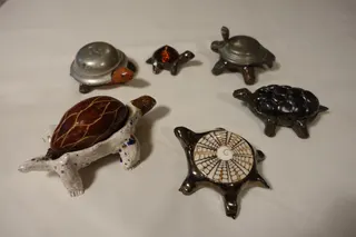 Eigene Töpferarbeiten, als Panzer wurden unterschiedliche Gegenstände genutzt, z.B. Naturprodukte oder Zinndeckel von Bierkrügen (die sich auf der Auer Dult fanden), sign., Größe 8 - 16 cm.