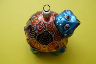 Christbaum-Kugel, Swarovski Kristallwelt, Wattens (Tirol), handbemalt, kleine Glassteinchen aufgeklebt, Größe ca. 9,3 cm. Dort hat sich eine Reihe von Künstlern engagiert, so auch André Heller (siehe u.a. Wunderkammer zum Thema Frieden).
