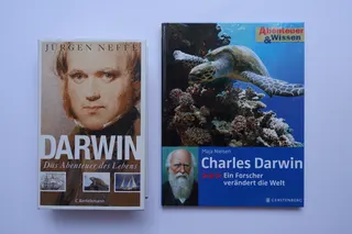 "Darwin", Bertelsmann Verlag, München, 1. Auflage 2008, 528 Seiten. In seiner mitreißenden Wissenschaftsreportage schildert der preisgekrönte Jounalist und promovierte Biologe Jürgen Neffe die Entstehung der bahnbrechenden Evolutionstheorie (Stichwort: "survival of the fittest"). Vor allem im Kapitel "Galapagos" (zu Ecuador gehörend), dem Höhepunkt seiner Reise, spielen Schildkröten eine wichtige Rolle. Rechts: Gerstenberg Verlag, Hildesheim, 3. Auflage 2009 (zum 200. Geburtstag von Darwin, 1809 - 1882, der die Galapagos-Inseln bereits 1835, mit 26 Jahren, besuchte), 62 Seiten, fachliche Beratung Dr. Matthias Glaubrecht (Evolutionsbiologe), Illustrationen Magdalene Krumbeck, zusätzlich gibt es eine Reihe interessanter Fotos. Insgesamt ein populär-wissenschaftliches Werk, auch mit guten Informationen zu den Riesenschildkröten auf Galapagos. Wegen meines großen Interesses an Darwin gibt es ein drittes Buch "Charles Darwin Gesammelte Werke", erschienen bei Zweitausendeins, Frankfurt (nur im Versand), Genehmigung der Lizensausgabe: Wunderkammer Verlag GmbH, Neu- Isenburg, mit einer Galapagos-Echse auf der Titelseite, 1.370 Seiten. Übrigens: Darwin hatte eine Schildkröte als Haustier.