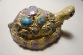 Ein Mitglied unsere Töpferrunde hat dieses Einzelstück 2016 für mich gemacht, gedacht als paperweight (Briefbeschwerer), aus massivem Ton, glasiert, Größe 15,5 cm.