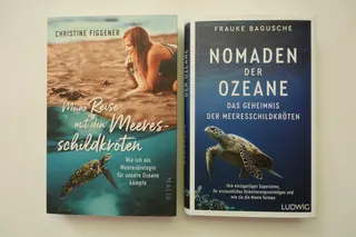 Links: die promovierte Meeresbiologin ist vor vielen Jahren nach Costa Rica ausgewandert. Sie nimmt uns mit auf eine Reise durch das Leben dieser faszinierenden Tiere. Rechts: die Meeresbiologin (mit Promotion an der University of Southampton) führt uns auf eine einmalige Welt- und Zeitreise unter Wasser. Beide Bücher enthalten viele interessante Farbfotos.