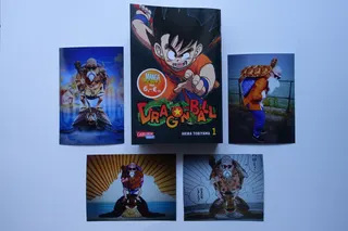 Mittig: Titelseite von "Dragon Ball", Manga, Carlsen Verlag Hamburg, 2019, Band 1 -3 in einem Buch, 528 Seiten, wie in Japan üblich von hinten zu lesen. Hauptfigur ist Meister "Muten Roshi, der Herr der Schildkröten", der mit seiner Gefährtin "Umigame" (japanische Bezeichnung für Meeresschildkröte, die fast 1.000 Jahre alt sein soll und ihm zuweilen als Fortbewegungsmittel dient) auf einer Insel wohnt. Manga ist ein ureigenes japanisches Medium, das Erzählen in Bildern hat dort Tradition. Die ältesten Vorläufer der japanischen Comic-Kunst sind Bildergeschichten buddhistischer Mönche, gezeichnet auf Papierrollen. Seit Jahren boomt die Mangabranche auch in Deutschland, besonders erfolgreich war"Dragon Ball" mit insgesamt 42 Bänden.